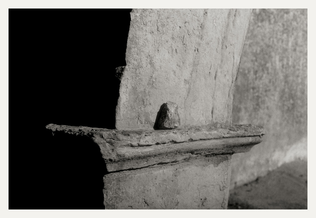 Château-Chalon 2009, gros plan sur la partie supérieure d'un pilastre, chapiteau et départ d'une arcade