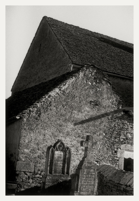 Cléron 2008, deux tombes et pignons de maisons en pierres