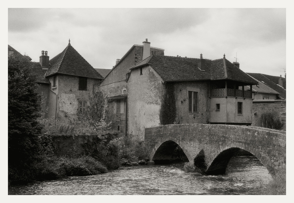 Arbois 2008, pont de pierres à deux arches et maisons anciennes
