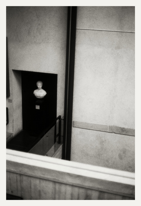 Besançon 2008, vue intérieure du musée. Rambarde de béton au premier plan et sur la gauche à l'arrière-plan, buste de Berthe-Blanche Voisin (collection famille Guillaume)