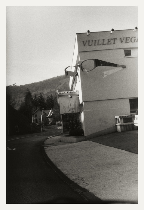 Morez 2009, usine Vuillet avec en tant qu'enseigne, fixée à un angle du bâtiment, une monture de lunettes géante