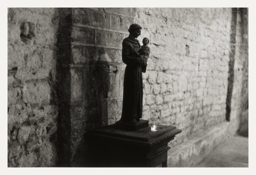 Abbaye de Baume-les-Messieurs 2009. Se détachant sur un mur de pierres, statue de saint Antoine de Padoue