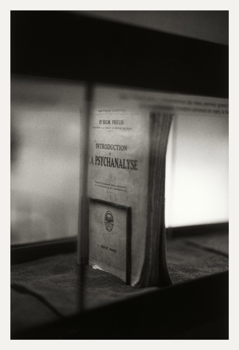 Besançon 2008, musée du Temps Gros plan sur un livre dans une vitrine, ouvrage du dr sigm. freud "introduction à la psychanalyse" Payot, Paris