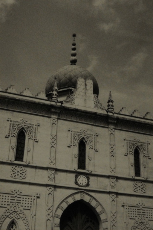 Besançon 2008, détails du décor de la façade de la synagogue, quai de Strasbourg