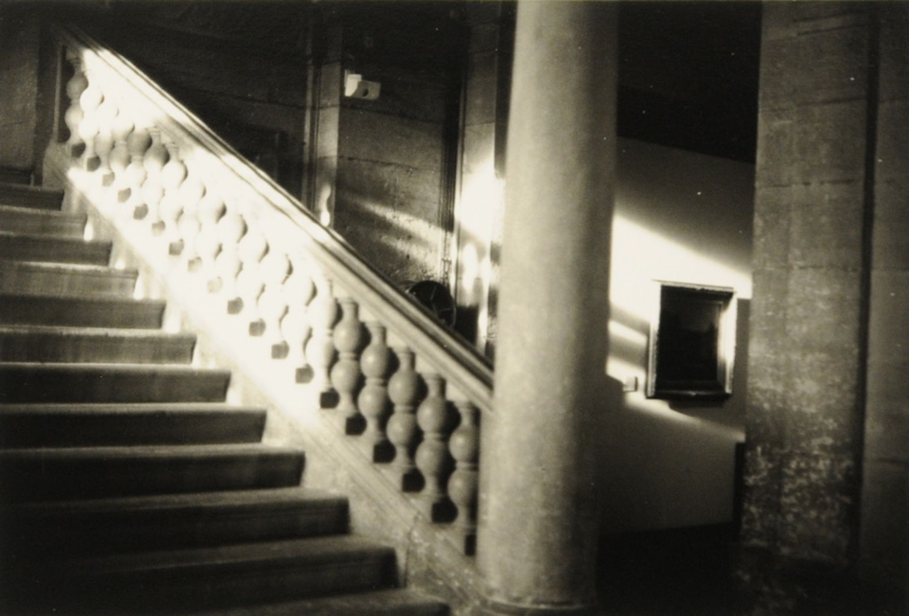 Musée des Beaux-Arts et d'Archéologie 2008, hall d'accueil du musée, côté rue Goudimel, vue partielle de l'escalier donnant accès au premier étage. Effet de lumière sur les consoles de pierre de la rampe