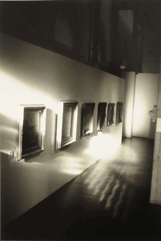 Musée des Beaux-Arts et d'Archéologie 2008, rez-de-chaussée, côté rue Goudimel. Effet de lumière et vue sur un alignement de six tableaux accrochés sur un panneau blanc. Sur la droite, à l'arrière-plan, buste de Gustave Courbet par Dalou