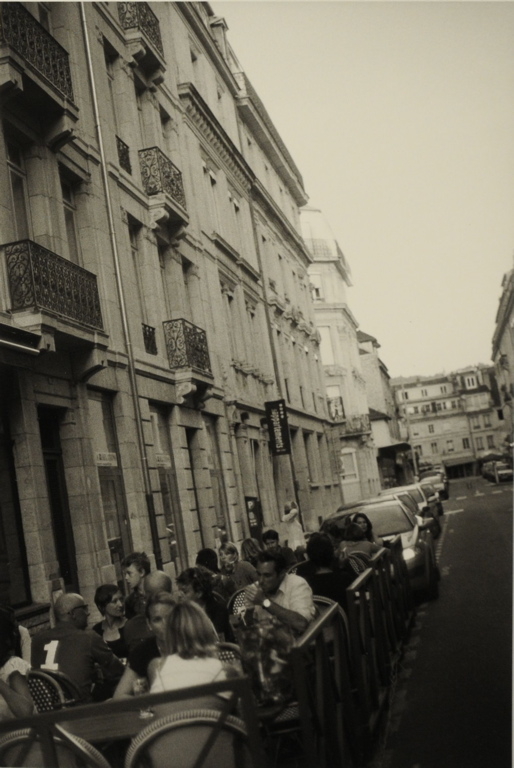 Besançon 2008, rue Proudhon : sur le trottoir, tables du café de la Poste