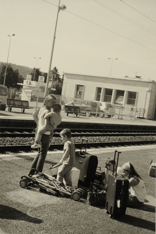 Besançon 2008, gare Viotte. Jeune femme et ses enfants sur le quai