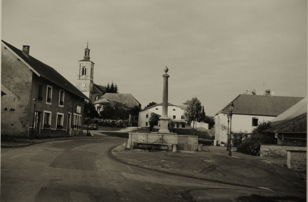 Chenecey-Buillon, 2008. Place du village avec une fontaine et l'église