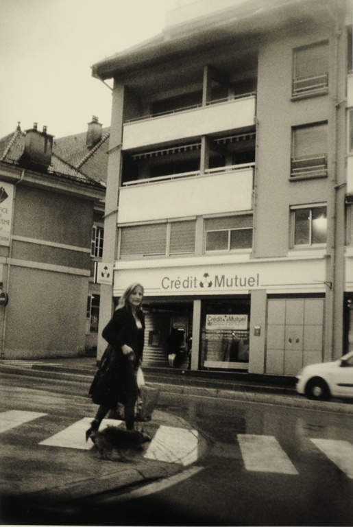 Saint-Claude 2009, Crédit mutuel. Jeune femme et son chien sur un passage protégé