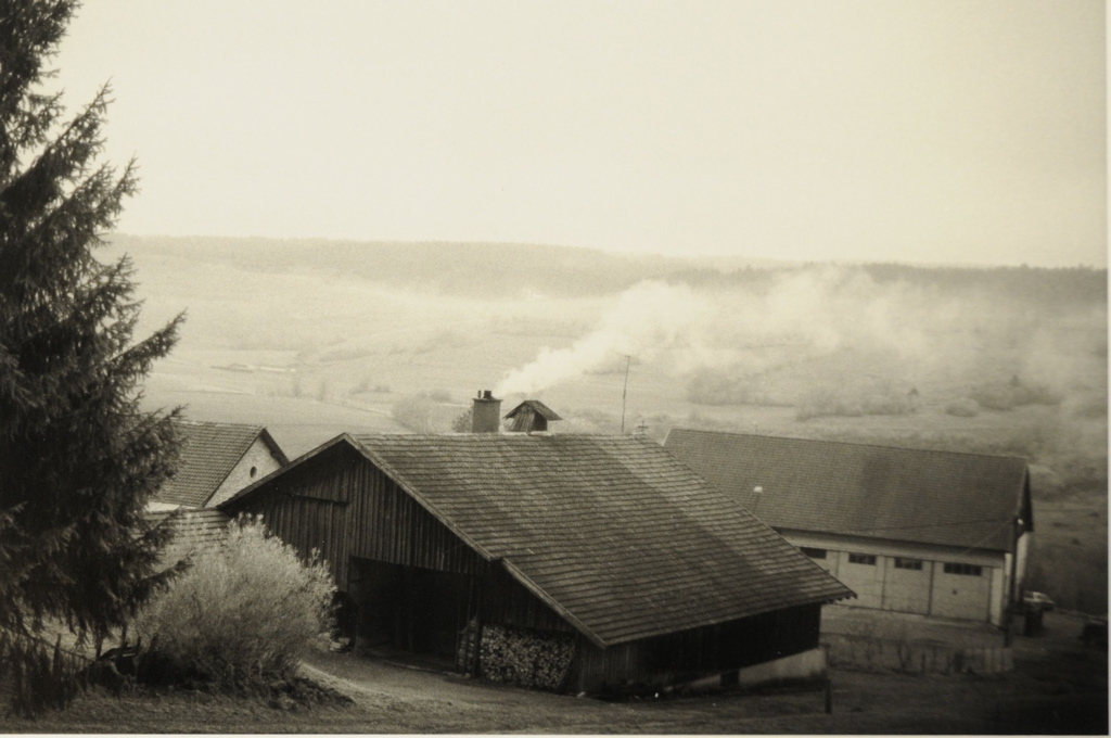 Haut-Doubs 2008. Ferme et ses dépendances ; arrière plan brumeux.