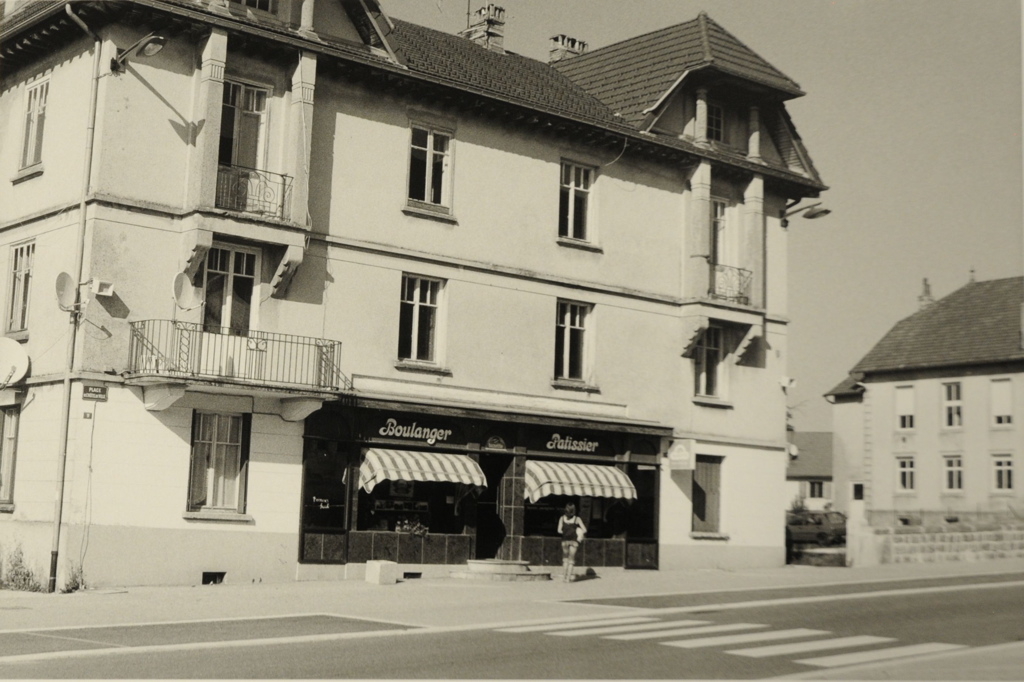 Grand-Combe-des-Bois 2008, boulangerie-pâtisserie au rez-de-chaussée d'une maison cossue