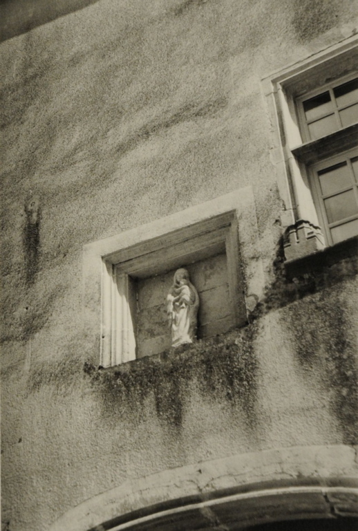 Baume-les-Messieurs 2009, détail d'une façade ; gros plan sur une niche abritant une Vierge à l'Enfant