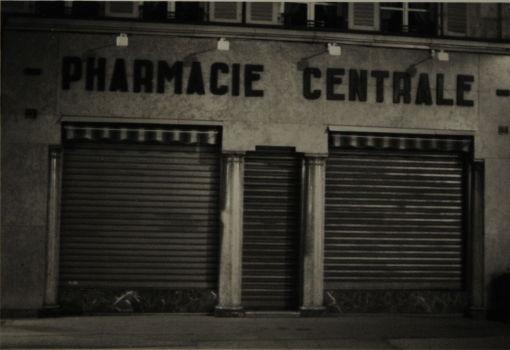 Pontarlier 2008, pharmacie centrale, gros plan sur les rideaux métalliques fermés