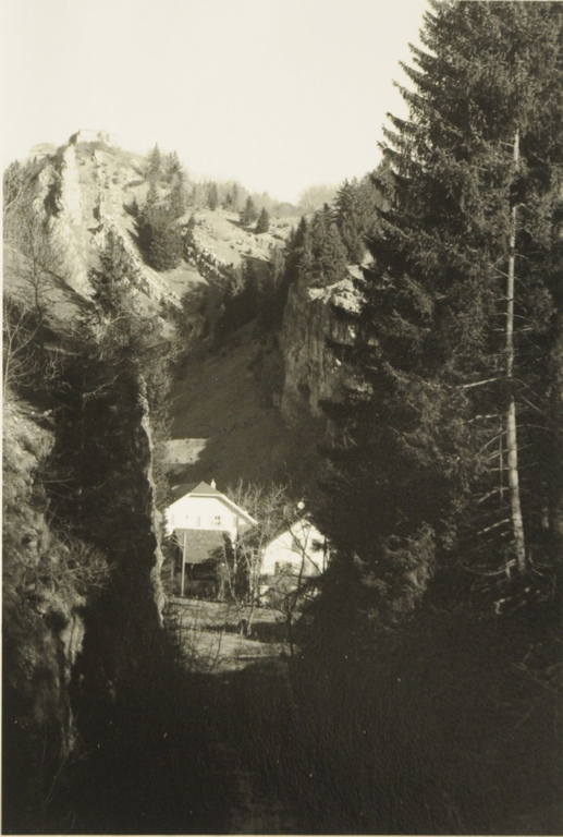 Fort de Joux 2008, effet de lumière sur deux maisons au pied de l'escarpement du fort