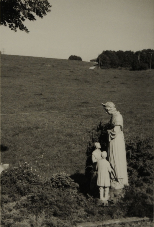 Grand'Combe-des-Bois, 2008. Prairie et groupe sculpté évoquant l'apparition de Notre-Dame de la Salette