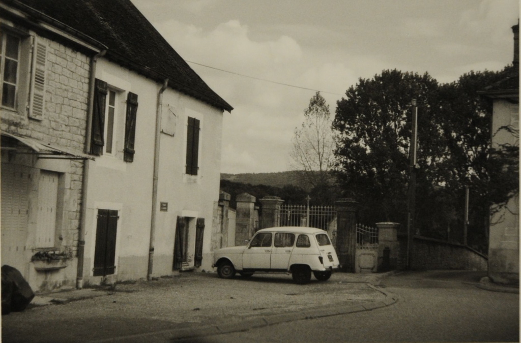 Région d'Arbois 2008, sur la gauche, maisons à un étage et voiture blanche en stationnement