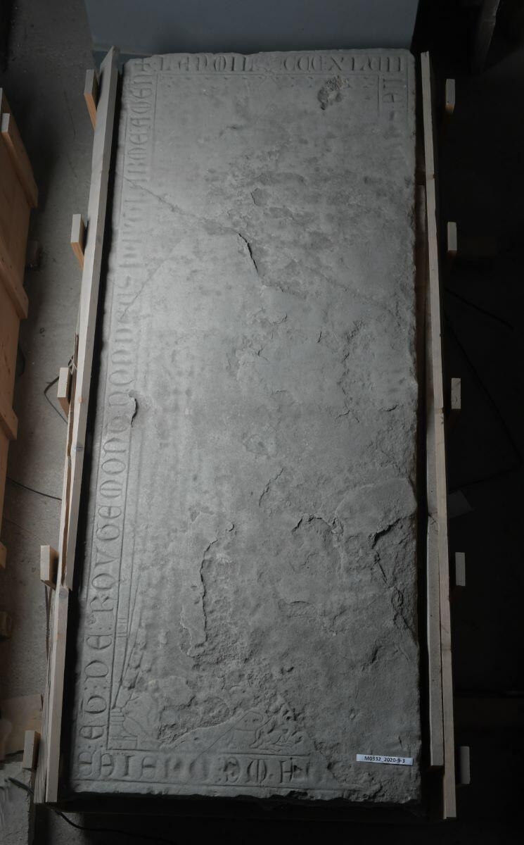 Dalle tumulaire de Catherine de Neuchâtel-Comté, dame d'Usier et Rougemont