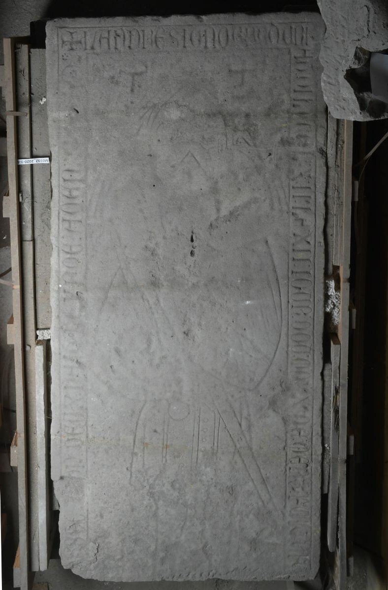 Dalle tumulaire de Guy, Seigneur de Rougemont