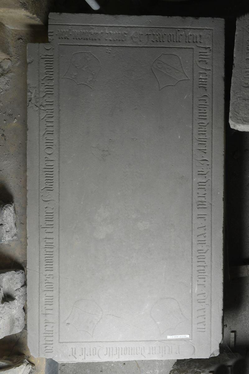 Dalle tumulaire de Louise de Coutelary, femme de Louis Mouchet, et de Françoise Dame d'Achey, leur fille
