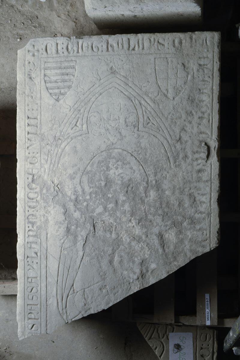 Dalle tumulaire d'Alix Dame de Montmartin et de Marguerite de Belvoir, sa mère
