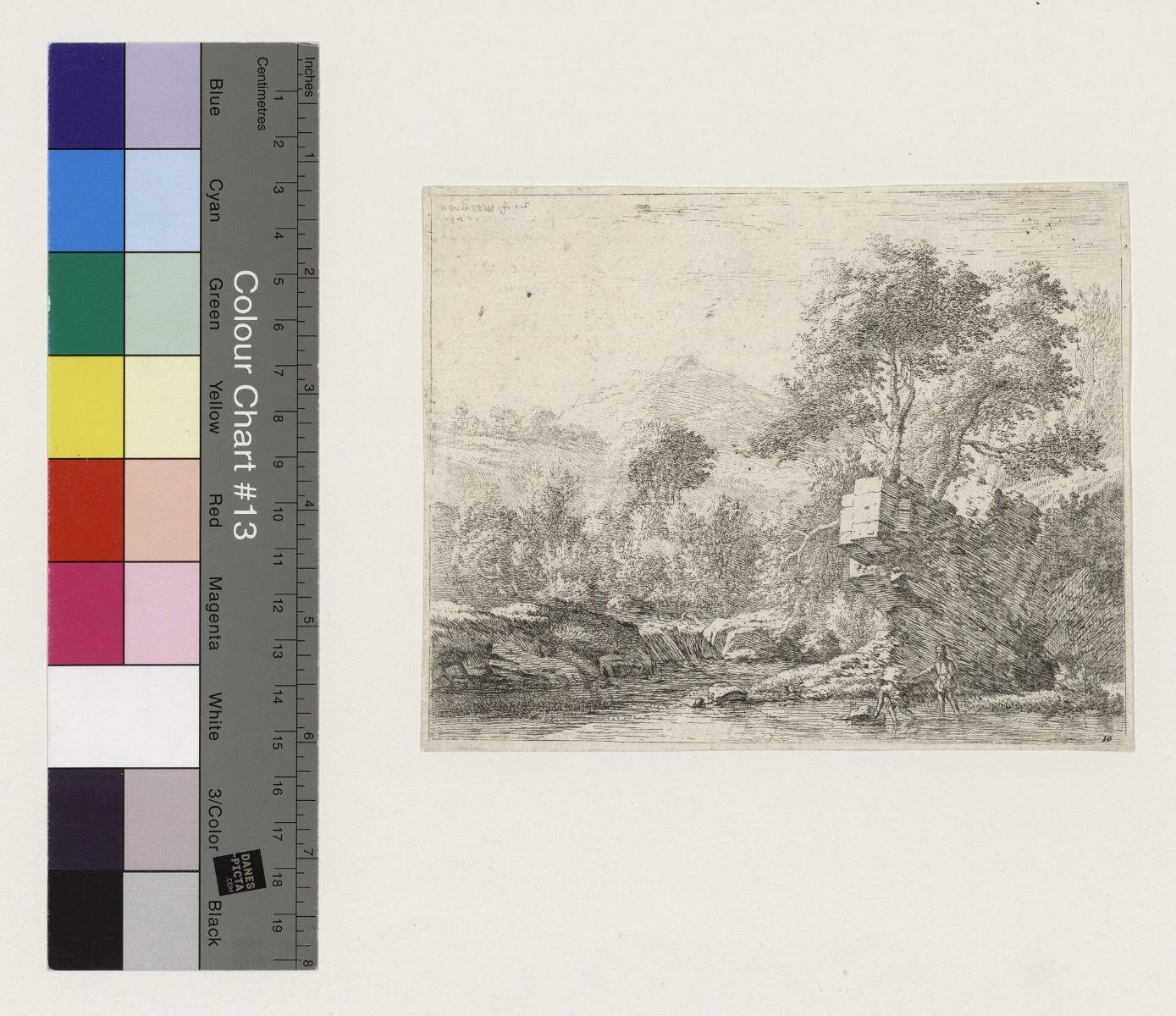 Deux hommes près de la pierre dans l'eau