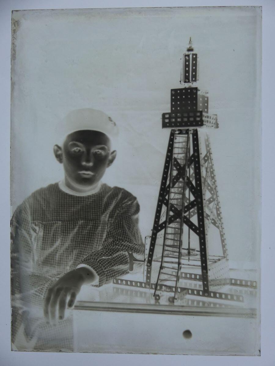 James Hertig enfant posant avec une construction en Meccano