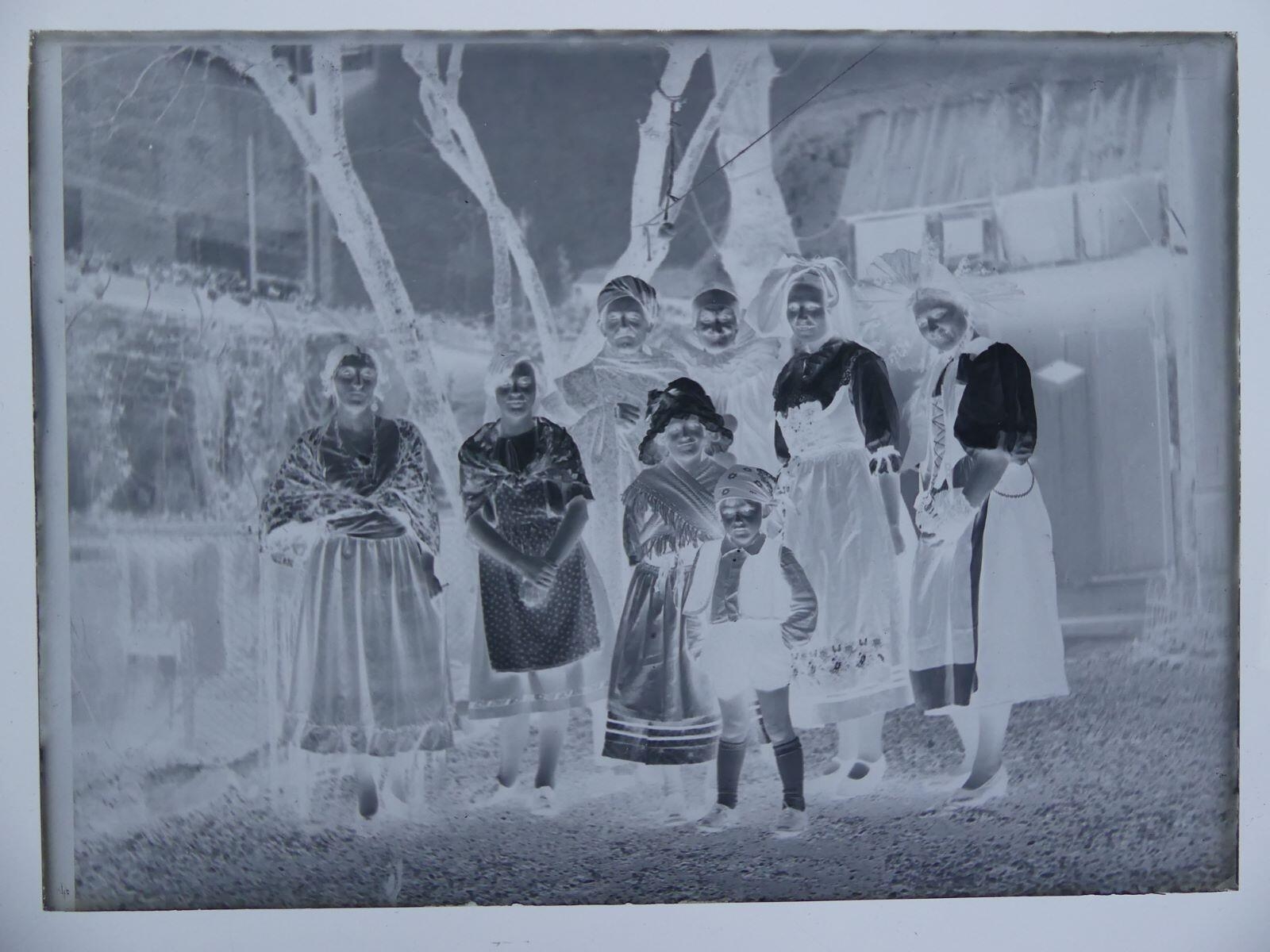 Portrait de groupe : hommes, femmes et enfants déguisés