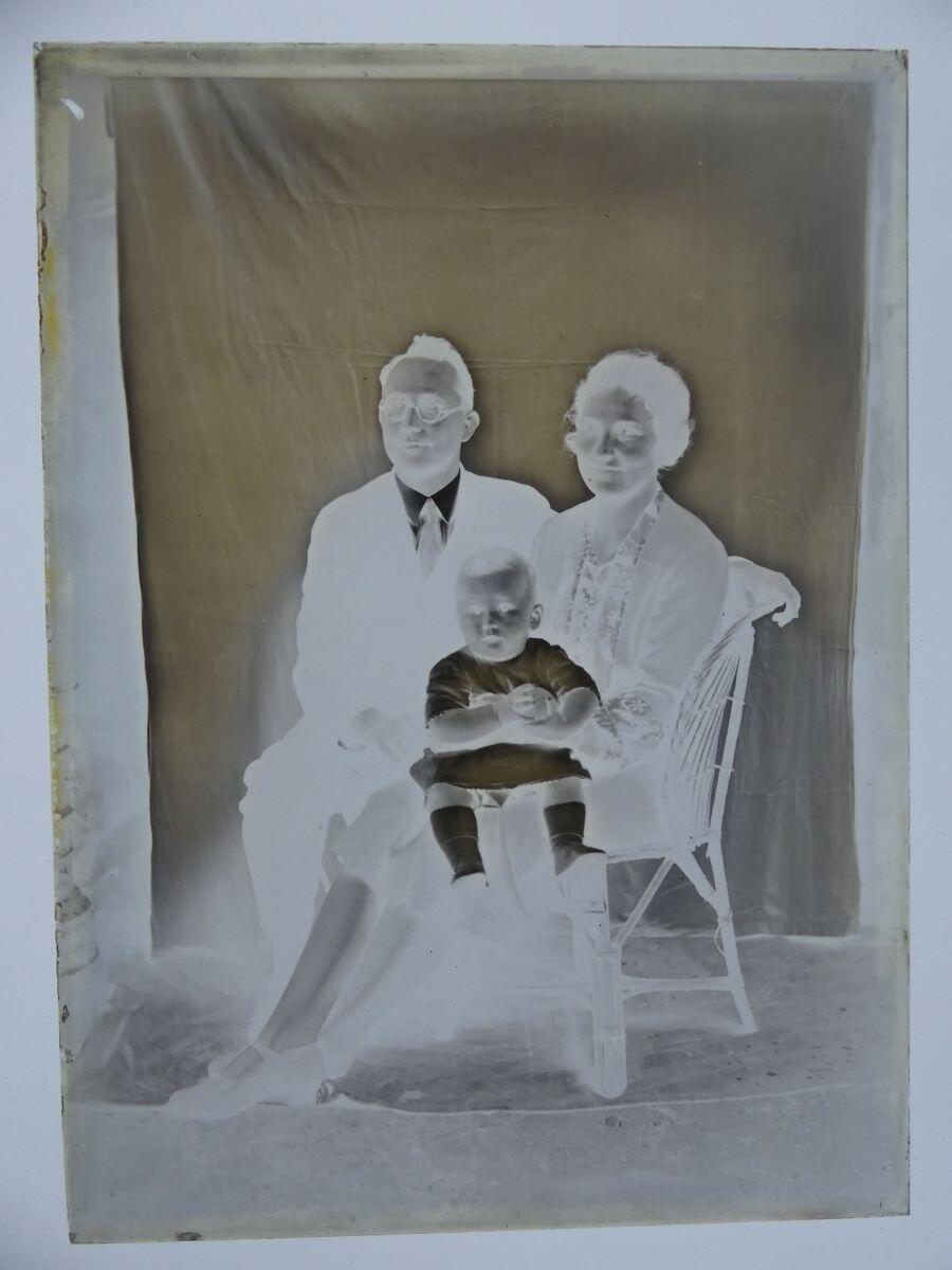 Portrait d'un homme et d'une femme avec un jeune enfant sur les genoux