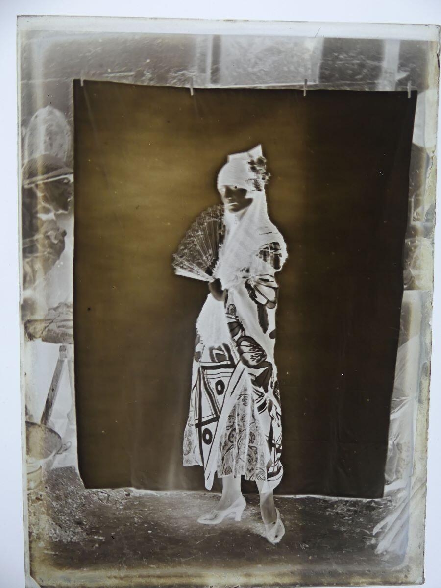 Jeune femme vue en pied, en robe imprimée, posant en Espagnole, avec mantille et éventail