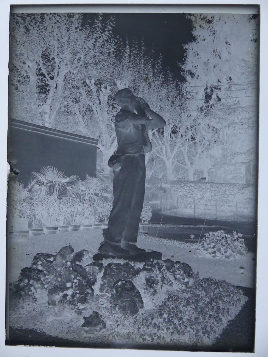 L'appel du Berger ; groupe sculpté de Louis Hertig dans un jardin