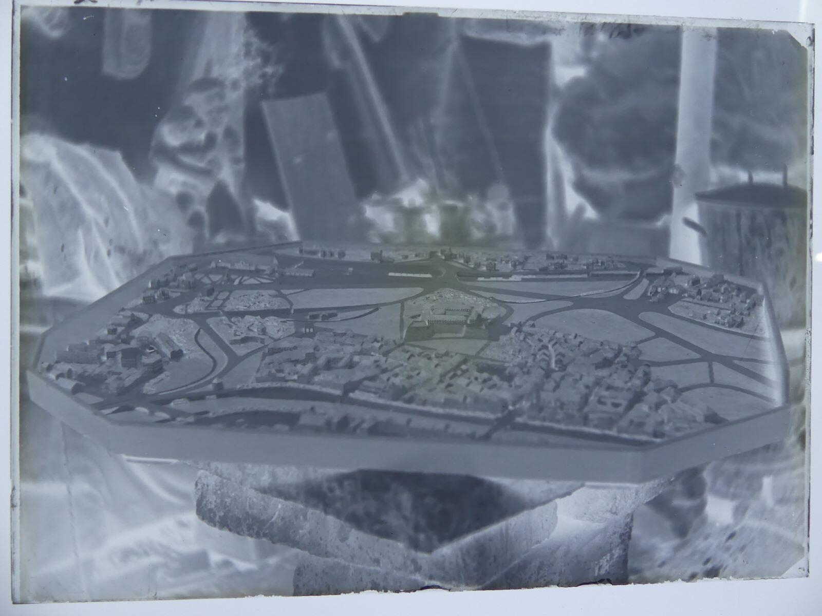 Plan en relief posé dans l'atelier