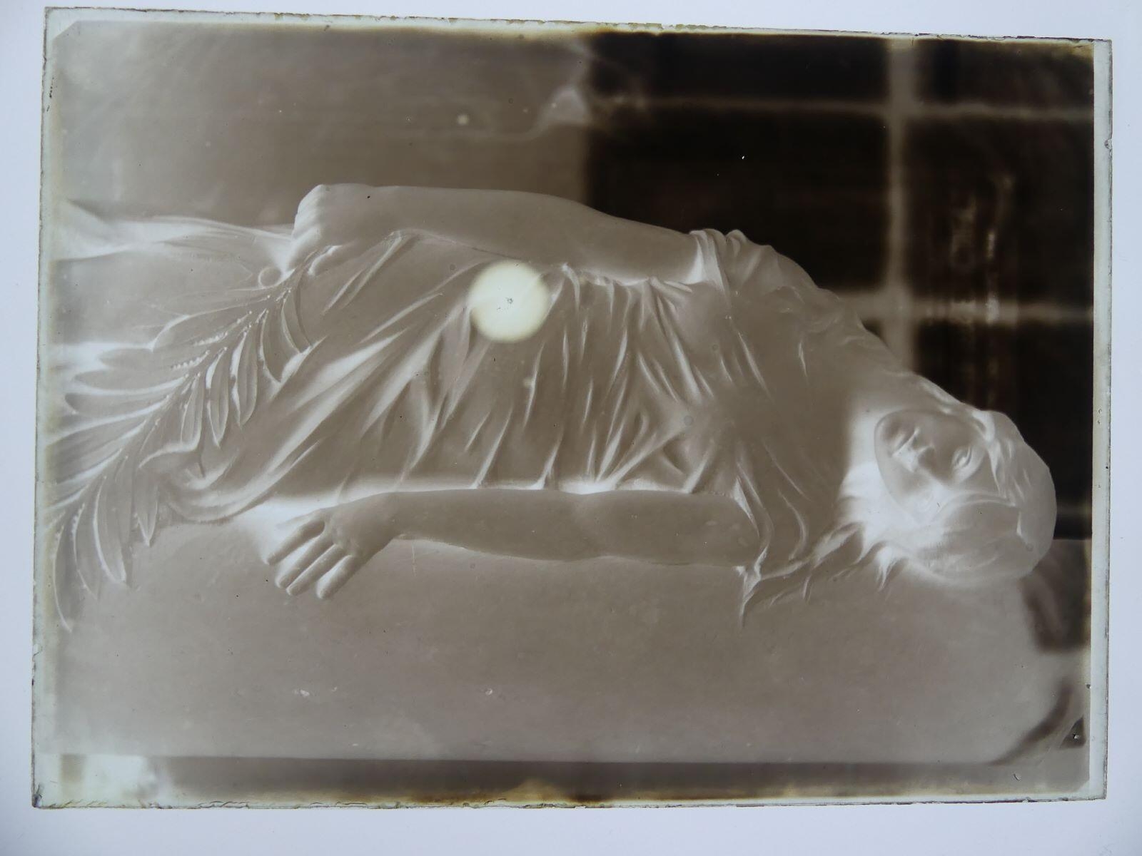 Sculpture représentant une jeune femme (martyre ?) allongée