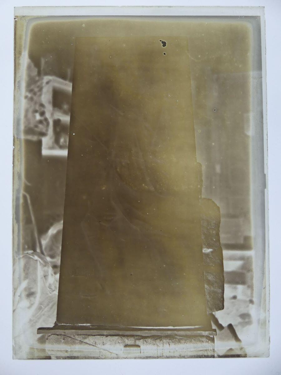 Bas-relief représentant un soldat en marche (monument aux morts de Bouclans) photographié dans l'atelier