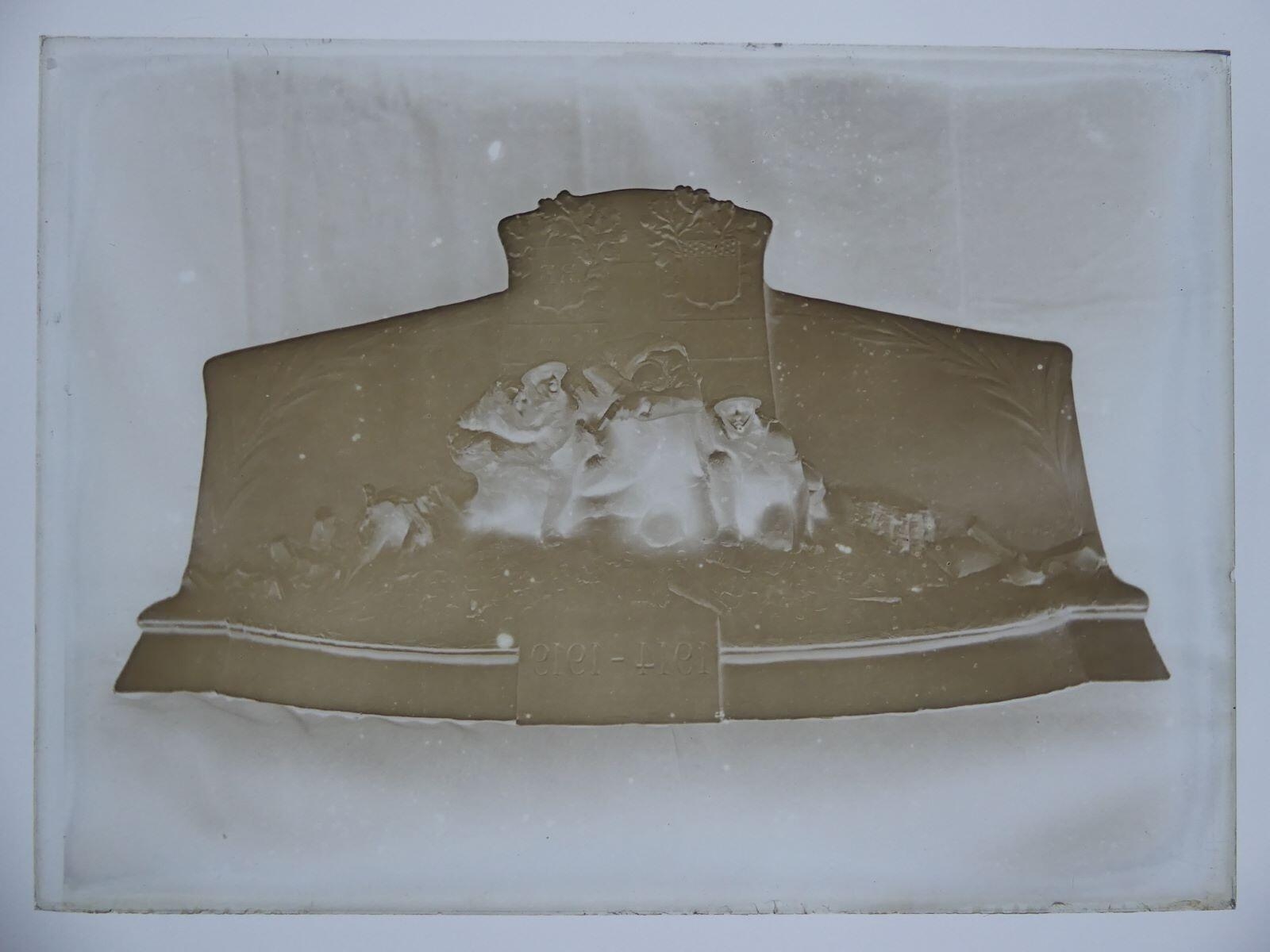 Maquette pour le monument aux morts de Morteau photographiée dans l'atelier