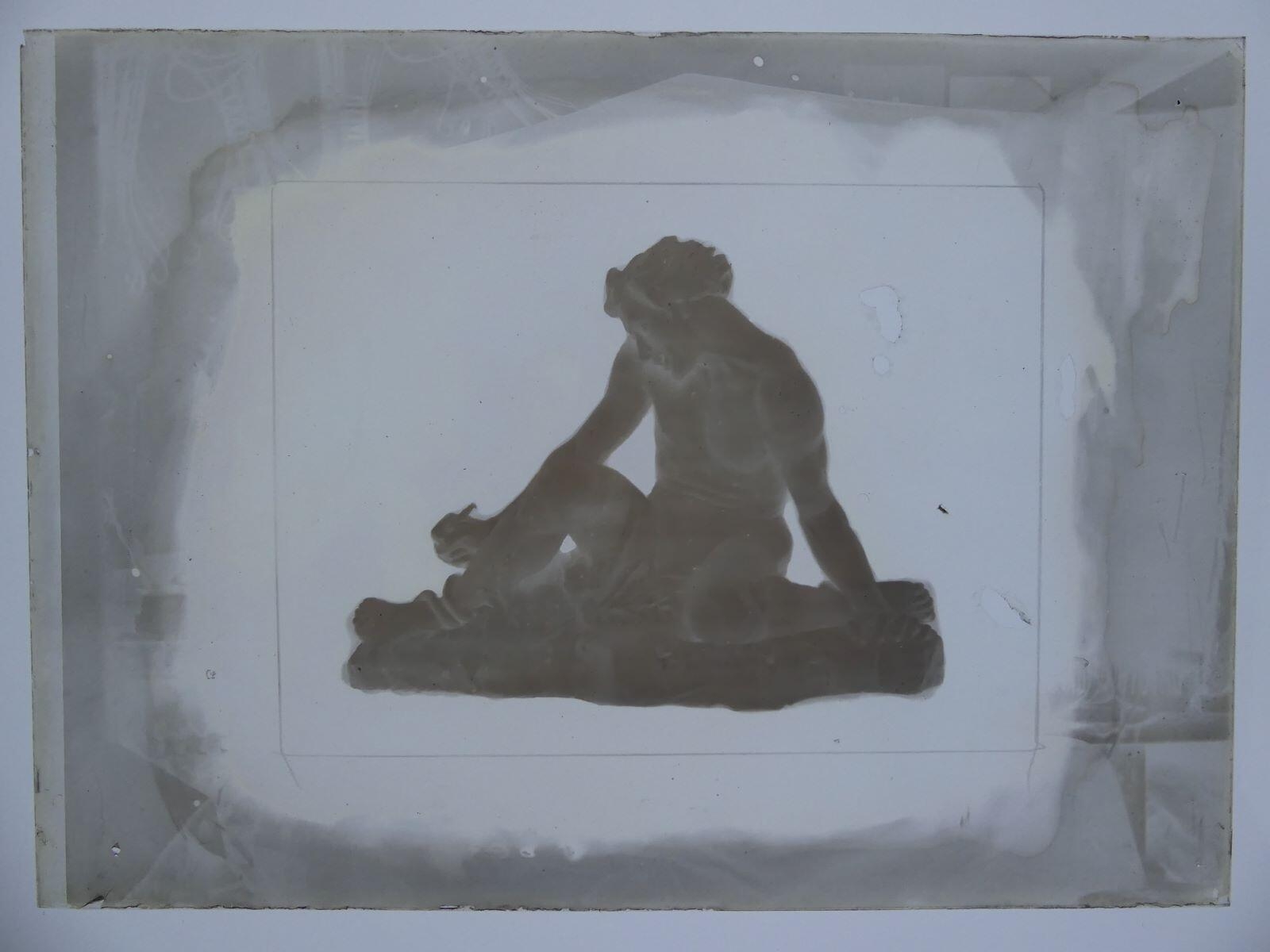 Le groupe sculpté "Homme au serpent" photographié dans l'atelier