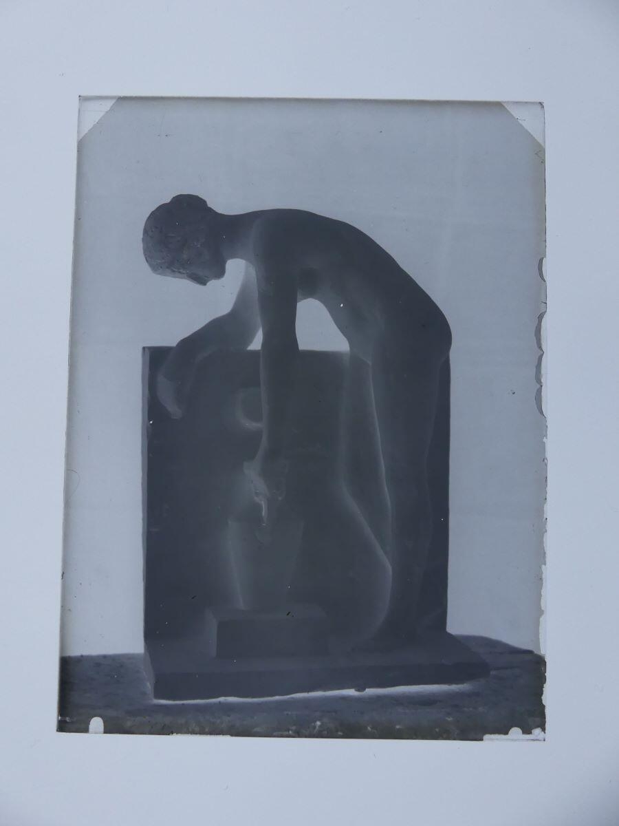 Groupe sculpté d'une femme à la fontaine photographié dans l'atelier