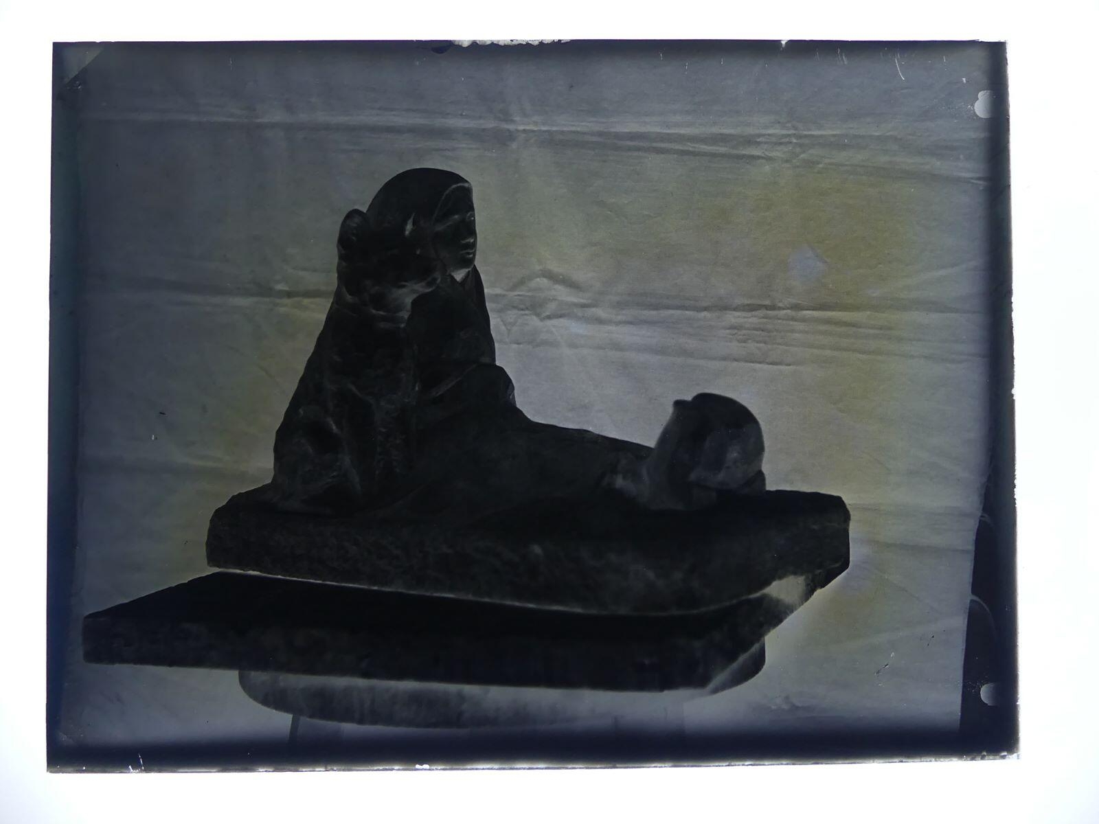 Groupe sculpté "Bergère et son chien" photographié dans l'atelier
