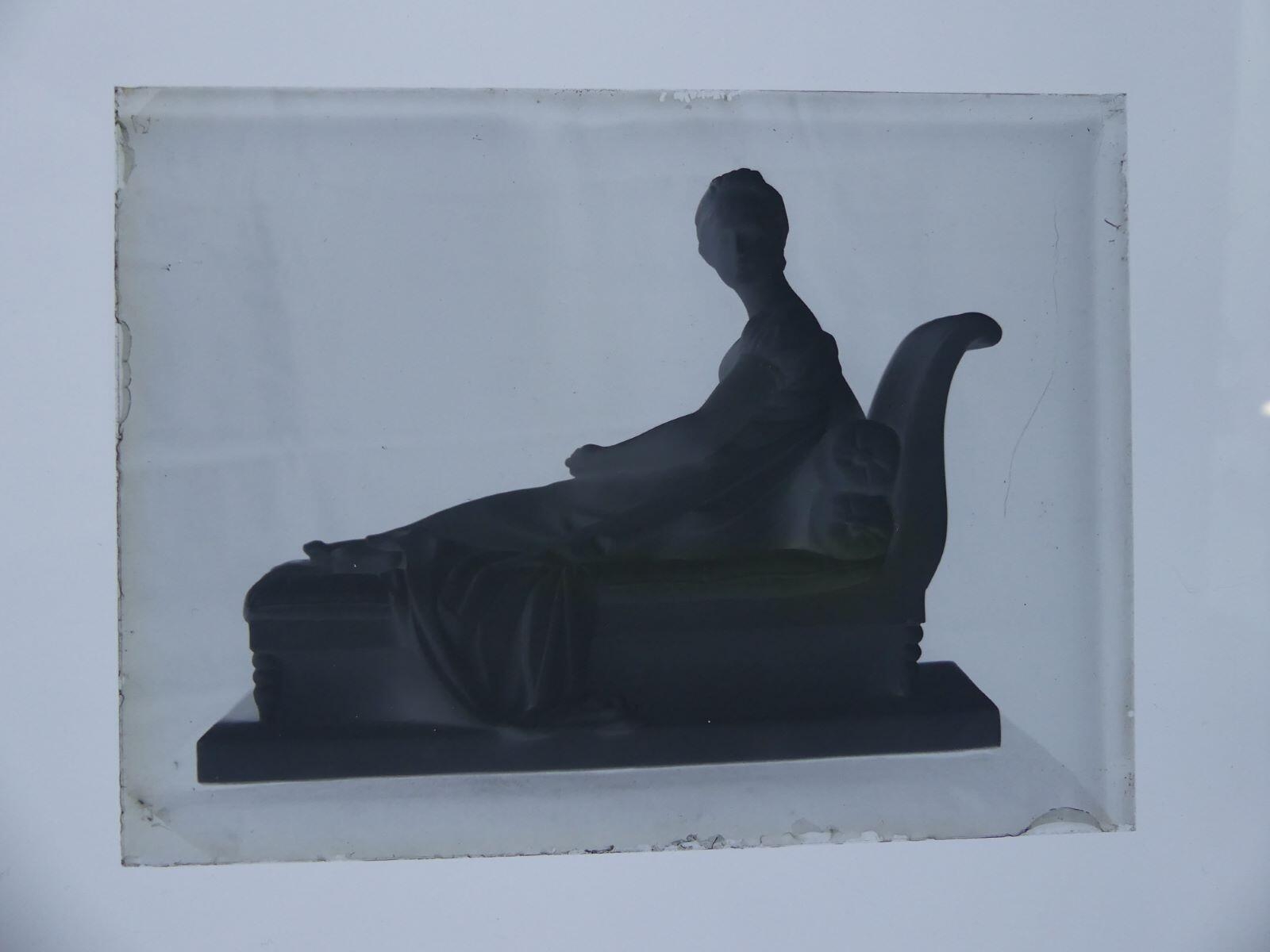 Groupe sculpté représentant une femme en robe Empire à demi-allongée sur un divan (Madame Récamier ?)