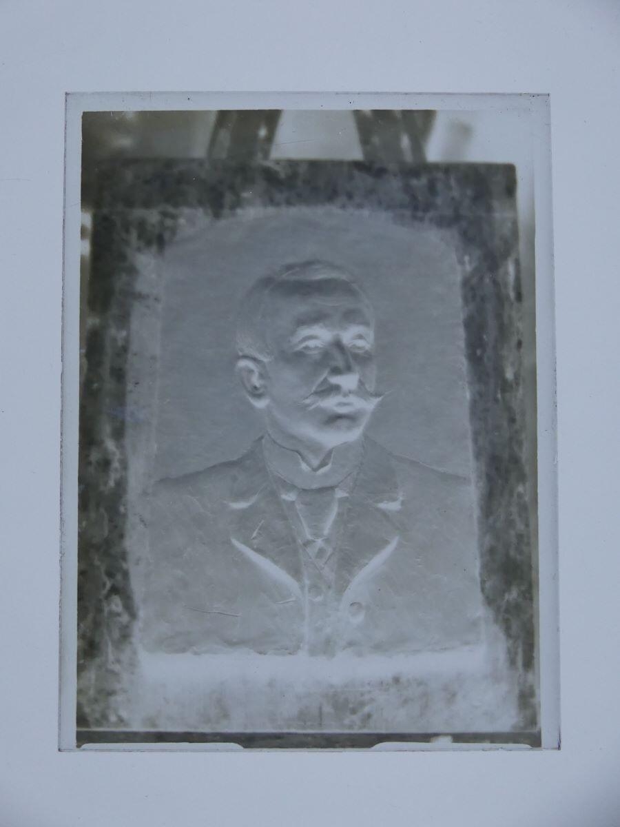 Photographie d'un bas-relief représentant un homme moustachu