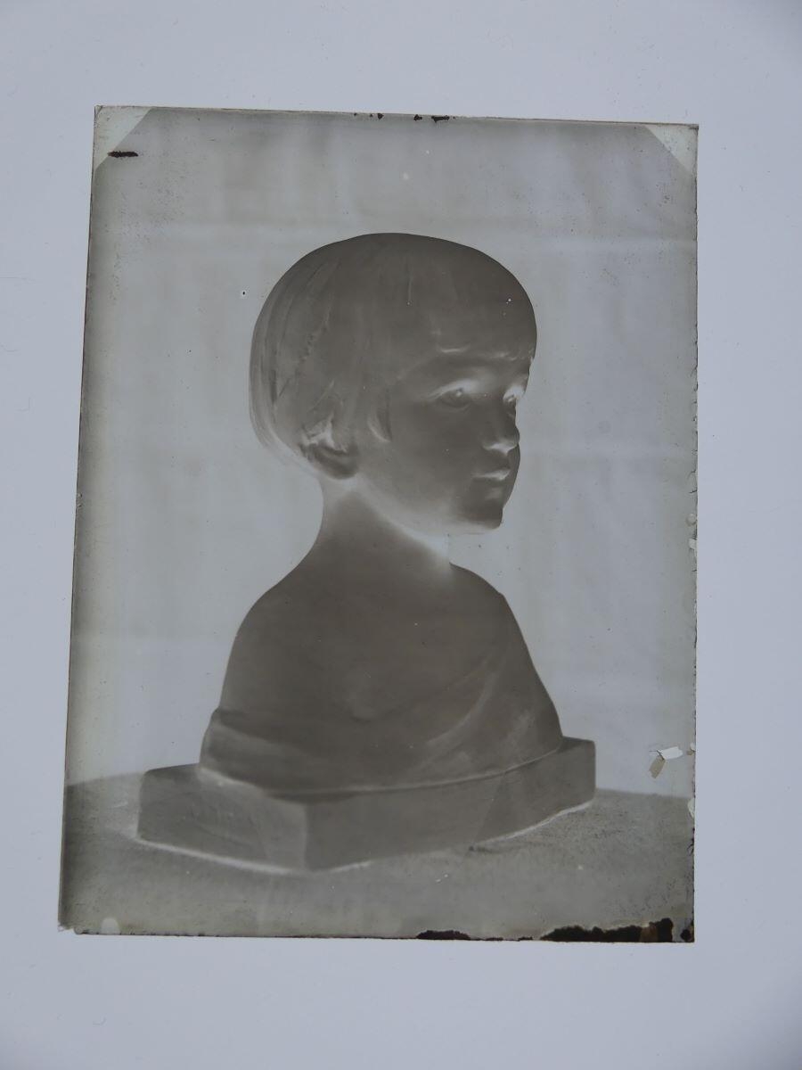 Portrait sculpté de Christiane Clerc dans l'atelier