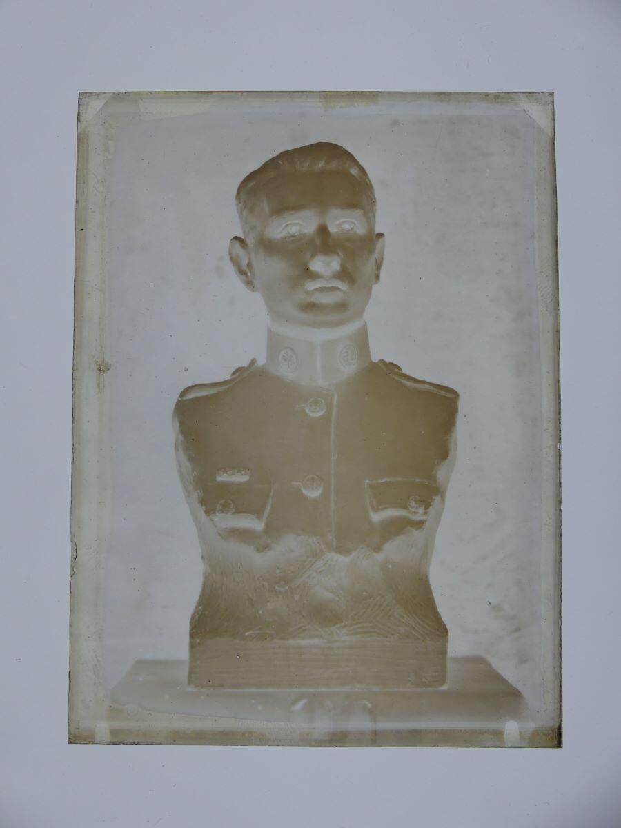 Portrait sculpté en buste d'un jeune homme en uniforme militaire américain dans l'atelier