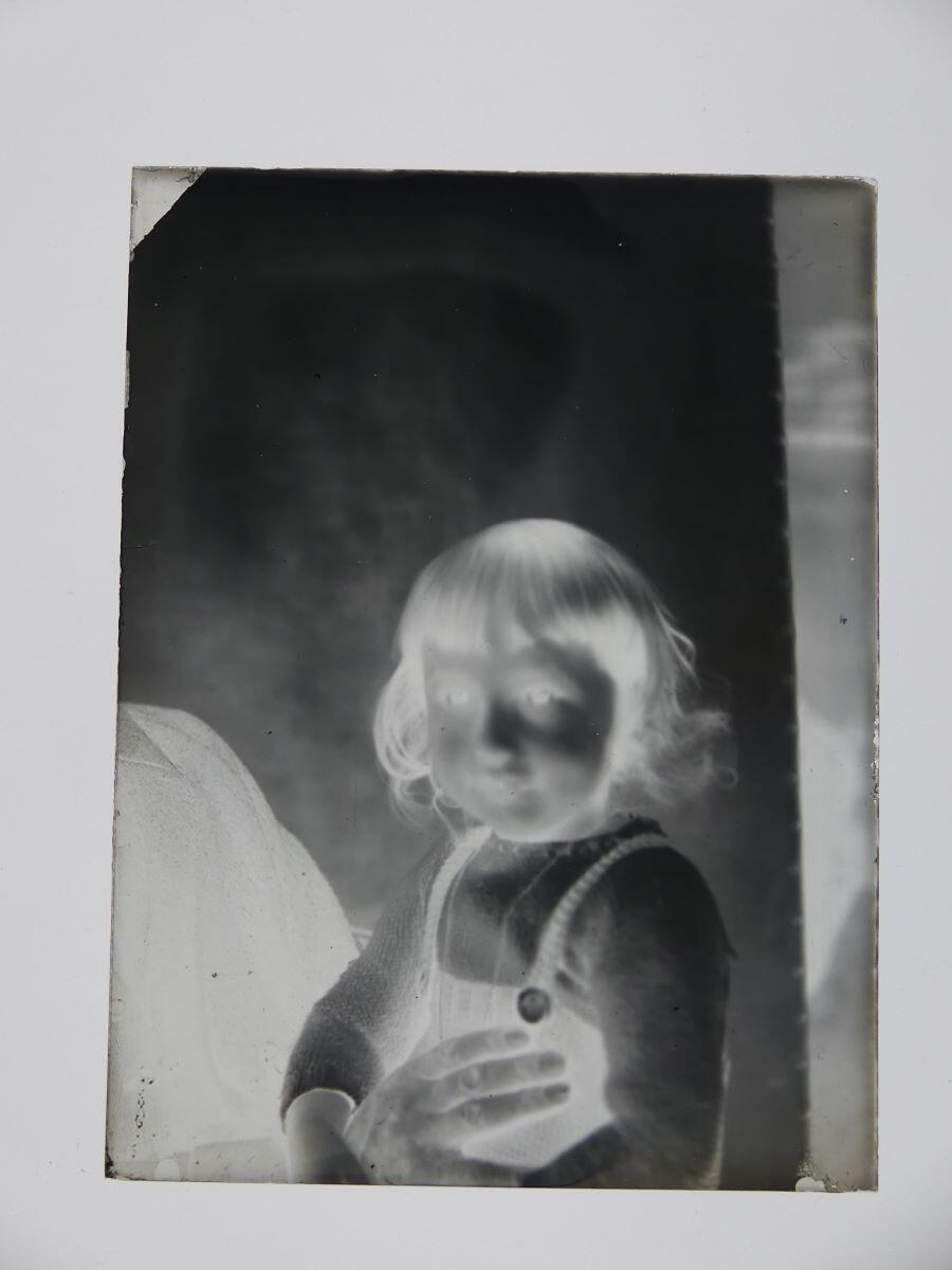 Portrait flou d'un jeune enfant posant dans l'atelier