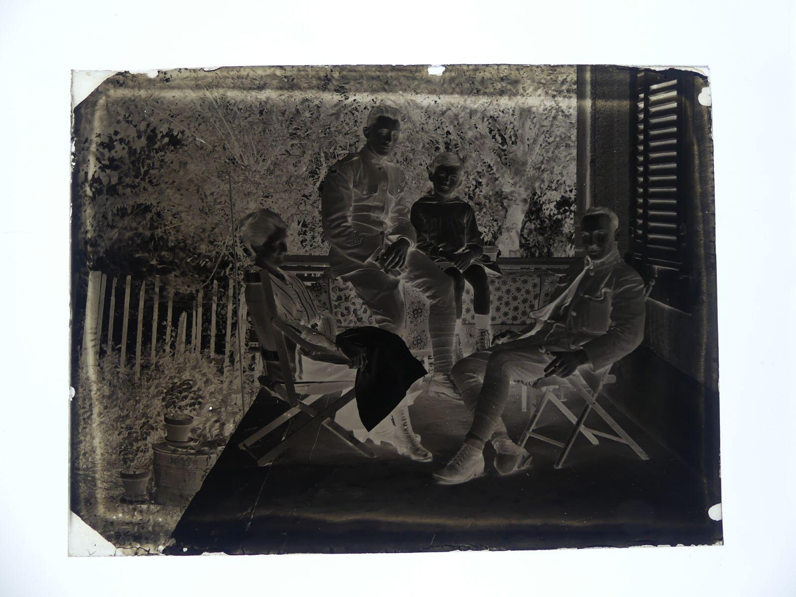 Madame Hertig, James Hertig enfant et deux soldats américains sur une terrasse