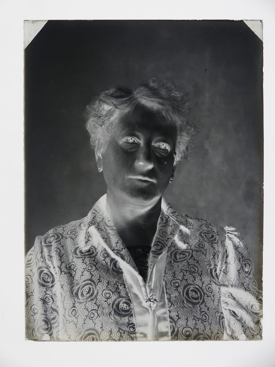 Portrait de femme au chemisier fleuri, vue de face