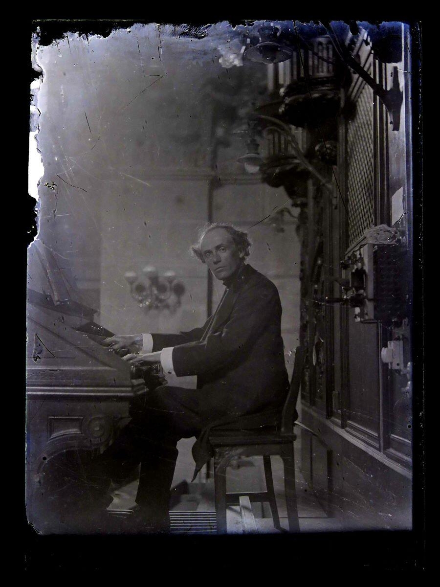 Portrait d'organiste devant son instrument