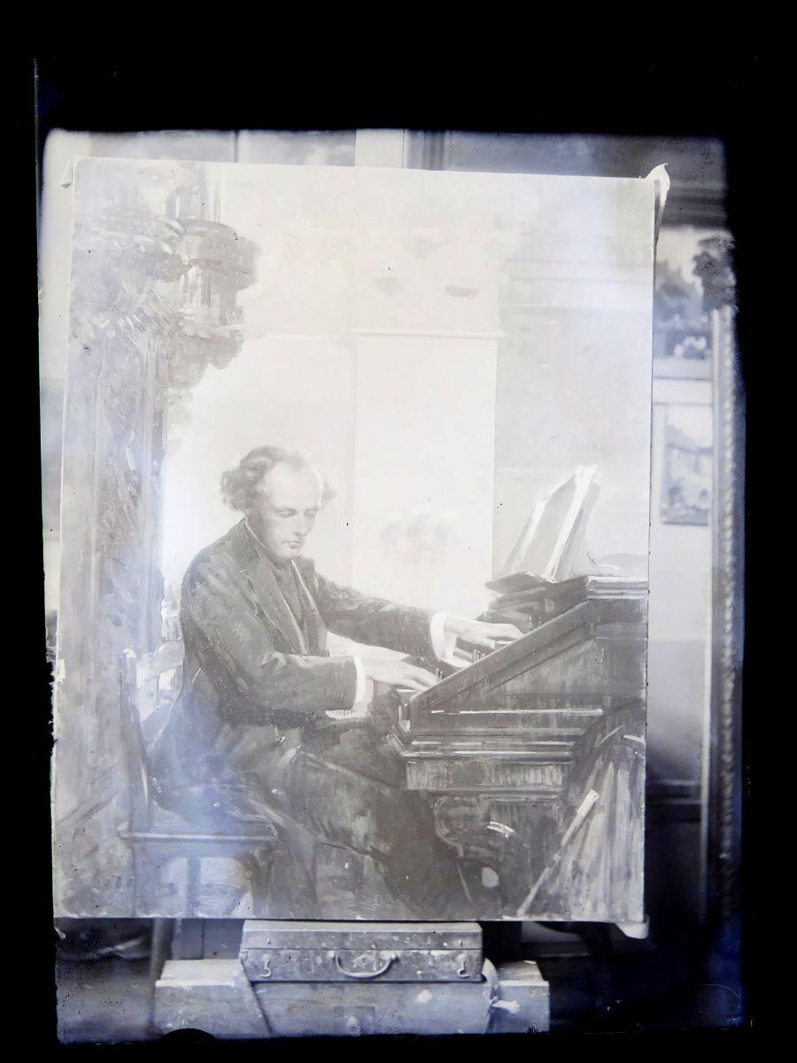 Photographie d'un portrait peint représentant un organiste en train de jouer