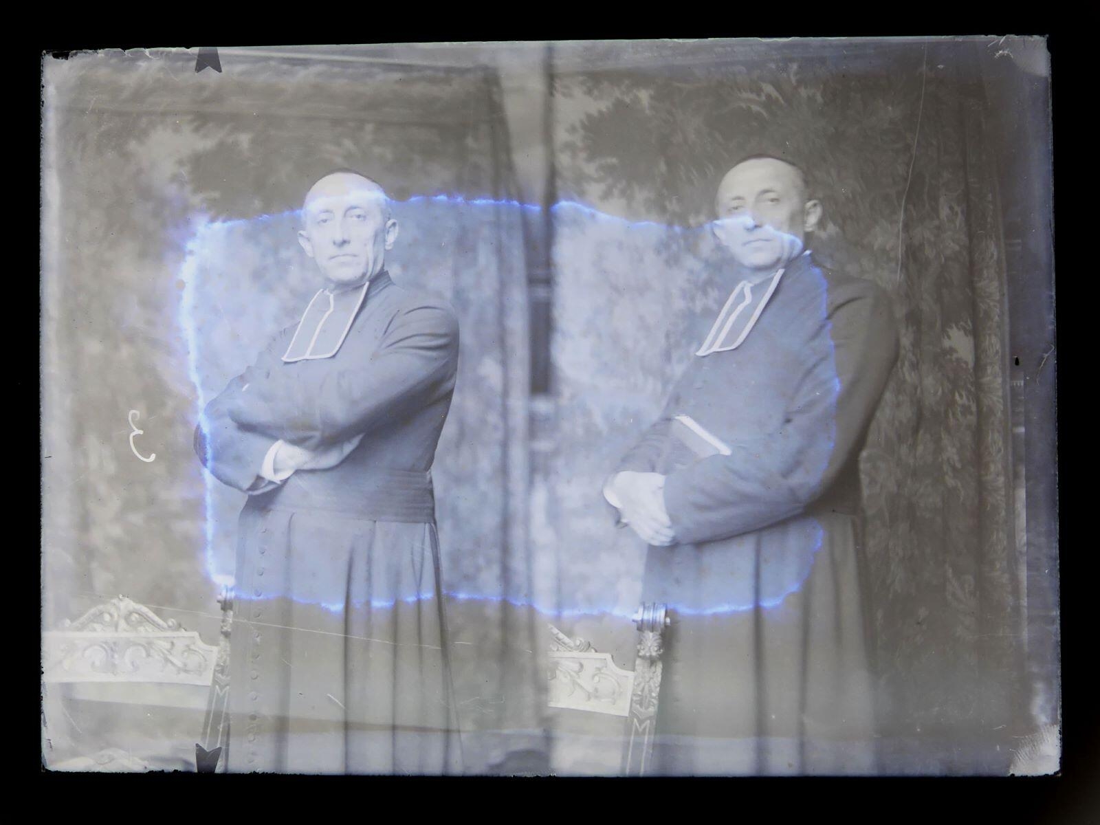 Double portrait d'un écclésiastique en soutane, le chanoine Hubert Mourot (1866-1948) posant dans l'atelier du peintre Léon Tirode