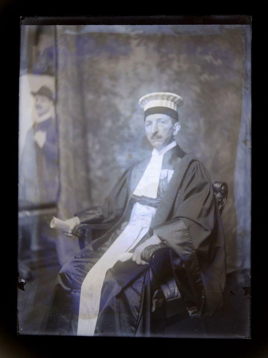 Portrait d'homme en tenue de magistrat posant dans l'atelier du peintre Léon Tirode