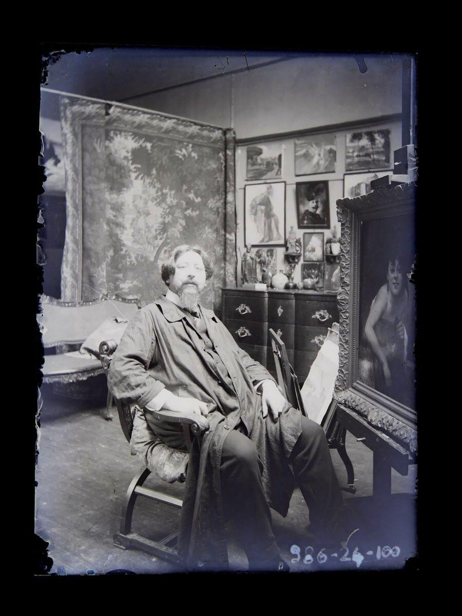 Portrait du peintre Léon Tirode assis dans son atelier devant son chevalet